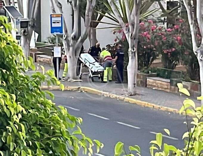 Personal del SUC con una camilla y agentes de la Policía Nacional en el lugar donde se hallaba tirado el hombre/TA.